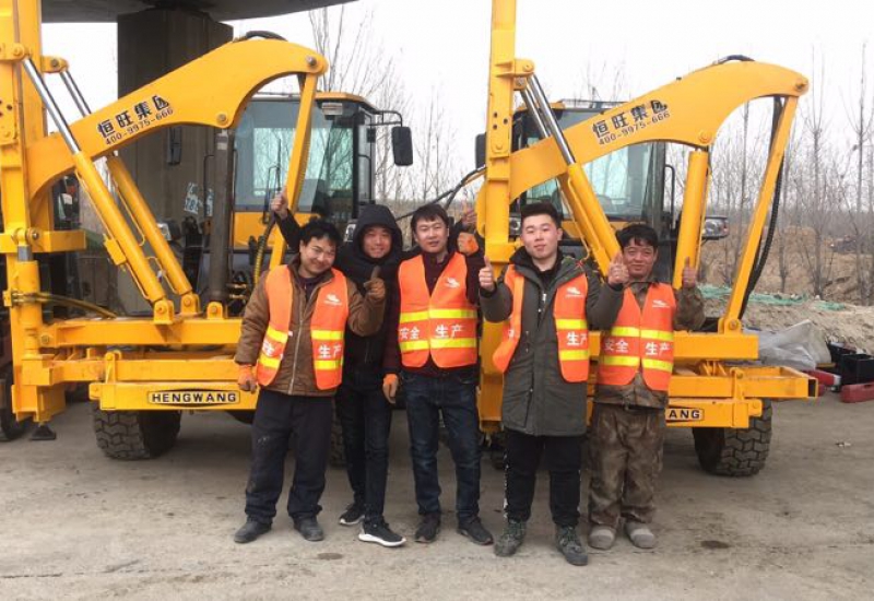 公路護欄(lan)打樁機在黃石(shí)高速公路藁城(cheng)至石家莊段工(gong)程施工