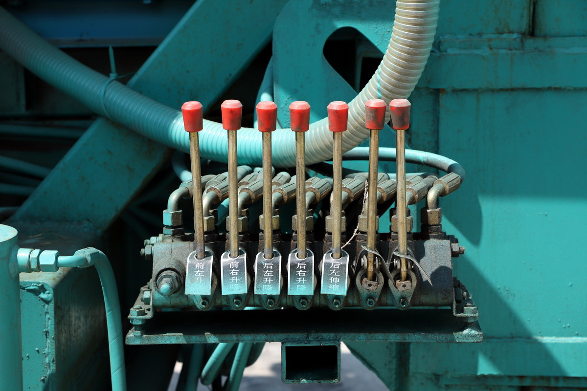 8寸後八輪(lún)汽車鑽機